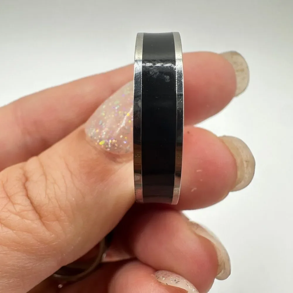 Men's silver toned metal with black‎ center wedding band/fashion ring!